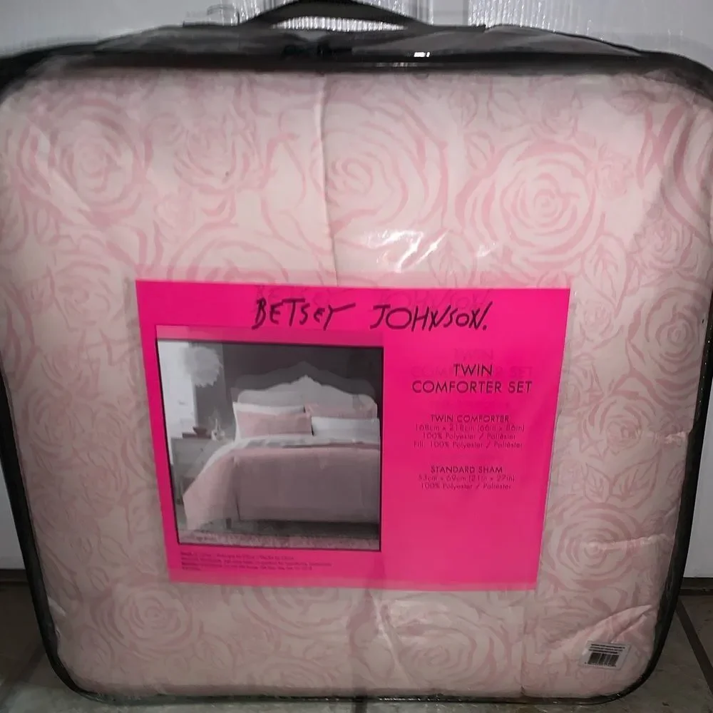NWT Pink Rose Betsey Johnson Twin Comforter Set